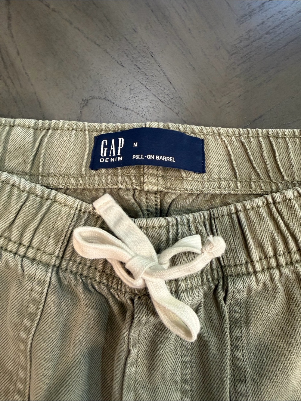 Women’s GAP Pull-On Denim Cargo Pants in Olive with Cream Drawstring